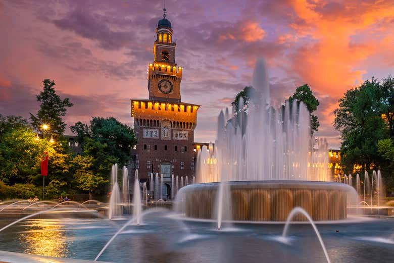 Fuente y Torre del Filarete por la noche