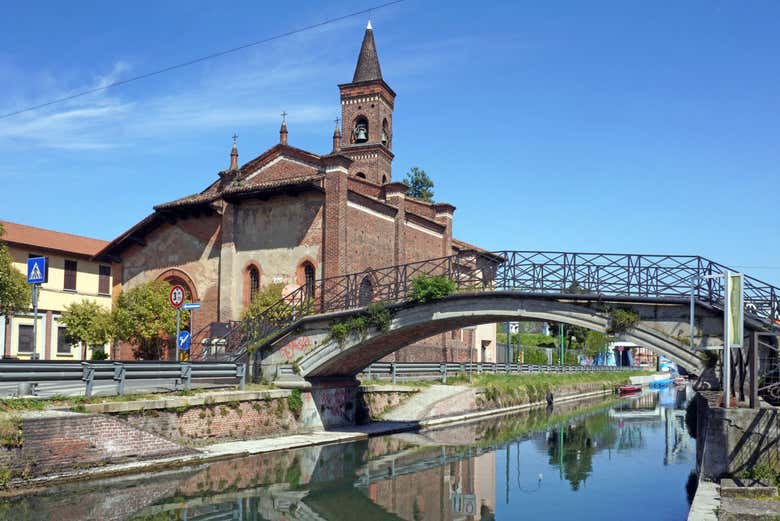 Navegando junto a la iglesia de San Cristoforo