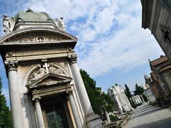 Cementerio Monumental, tumbas